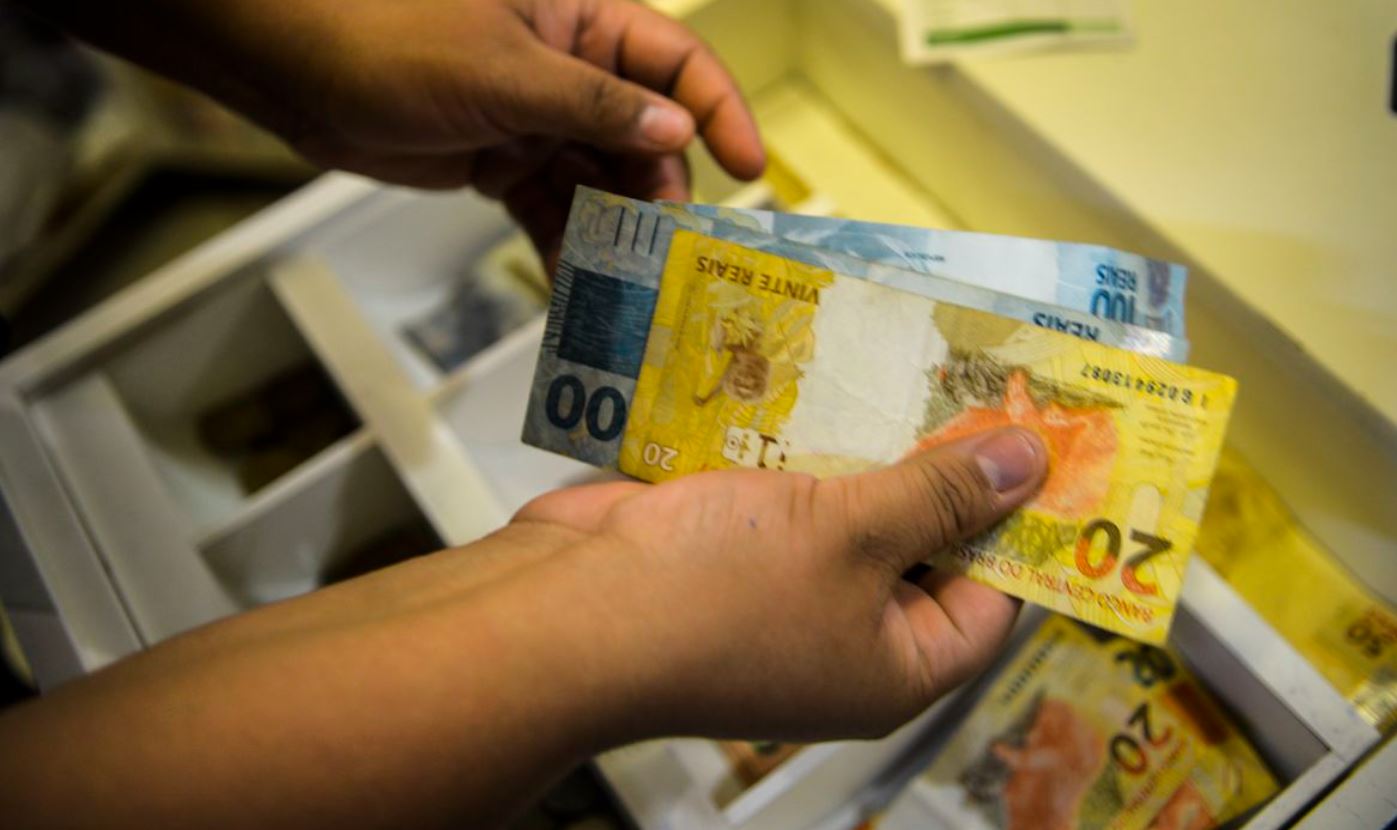 Pagar dívidas, guardar ou gastar: dicas de como usar o 13º salário